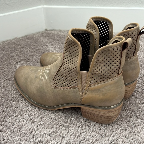 Natural Reflections Reena Ankle Boots in Khaki Taupe - Picture 4 of 6